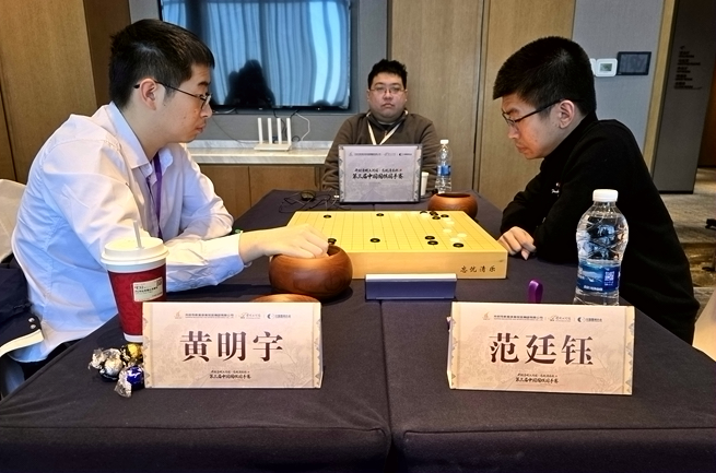 范廷钰(yù)(右(yòu))对(duì)阵(zhèn)黄(huáng)明(míng)宇(yǔ)。人(rén)民网记者 胡雪蓉摄