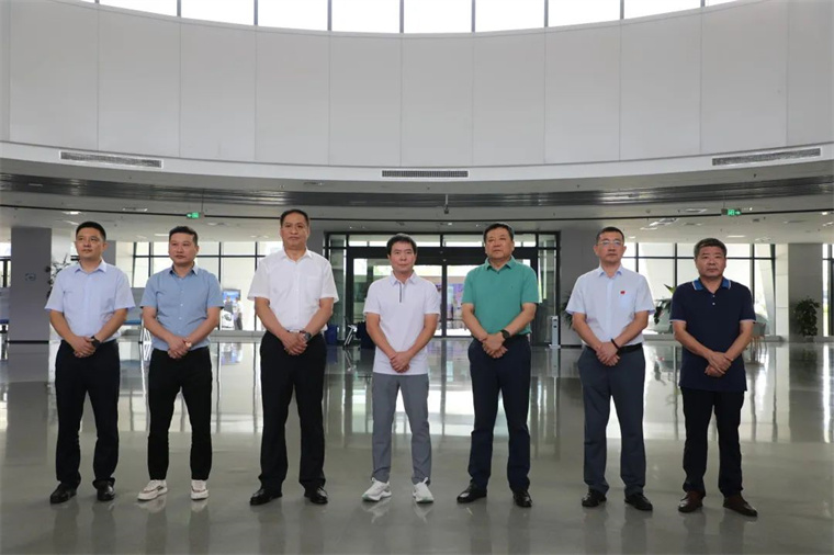 陪同舒华体育来滨考察体育产业发展情况
